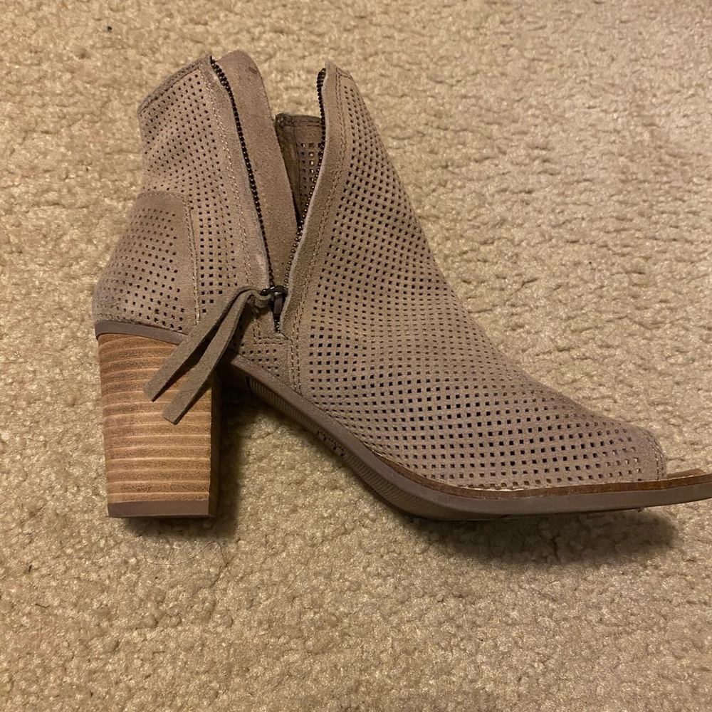 Women’s Toms beige booties 10